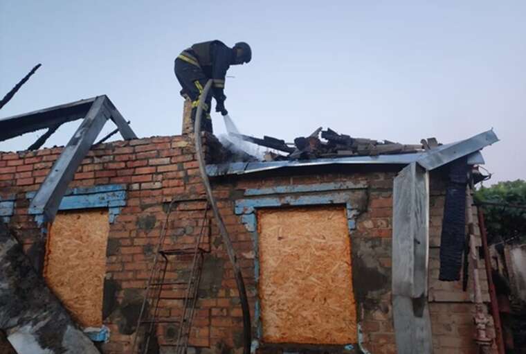 Russian Armed Forces shelled Nikopol region: a fire broke out, an apartment building and a car were damaged