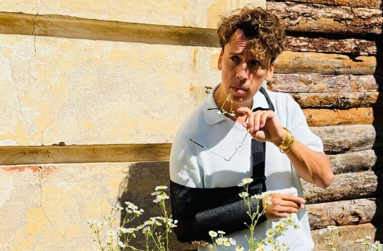 Через тиждень після ДТП Галкін показав нові фото з загіпсованою рукою