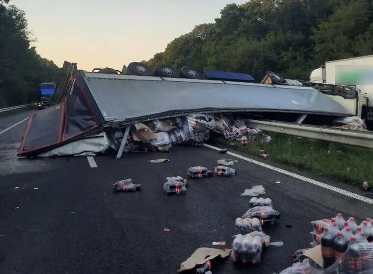 На трасі Київ-Одеса біля Умані перевернувся вантажний автомобіль з "Кока-Колою"