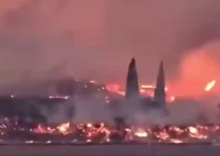 Лісові пожежі в Греції змушують людей рятуватися від вогню у воді