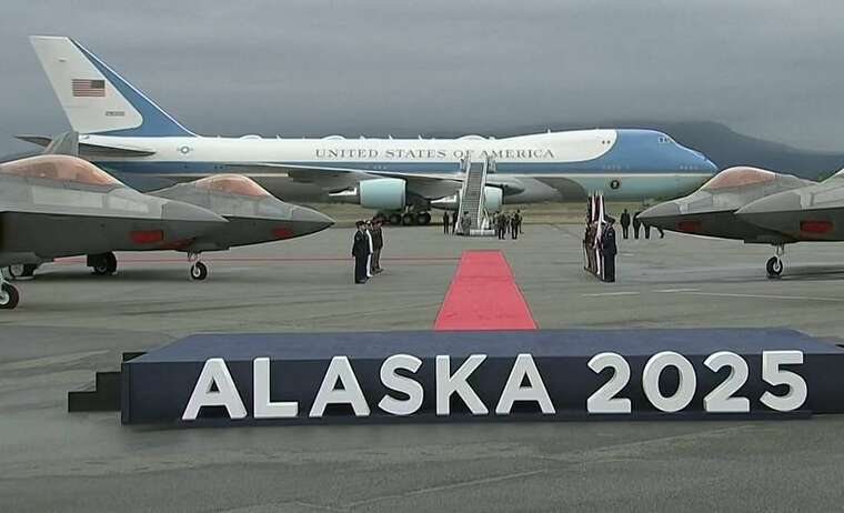 Літак Трампа приземлився на Алясці