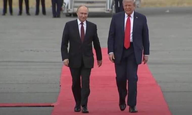 Трамп и Путин вышли из своих самолетов