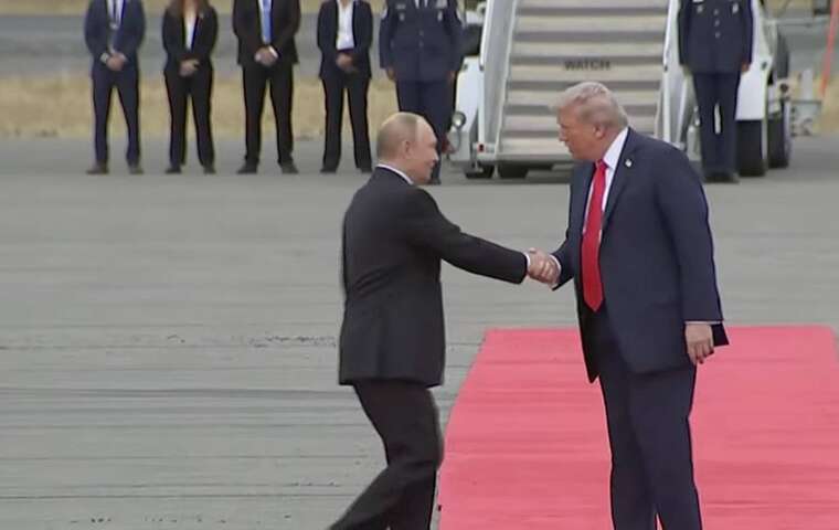 Зустріч Путіна і Трампа: показали кадри першого рукостискання