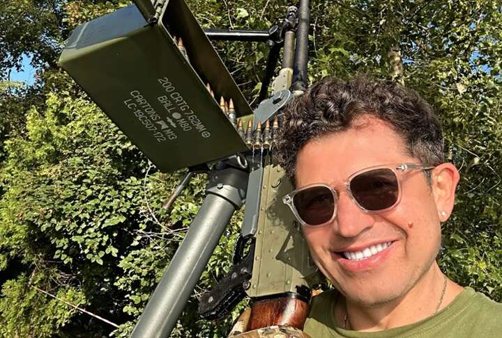 Андрій Джеджула показав фото зі служби у війську з кулеметом: "Небо під захистом"