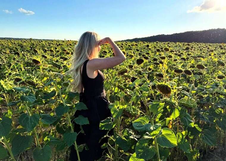 Донька спецпредставника Трампа Кіта Келлога сфотографувалася серед соняшників і порівняла їх із Україною