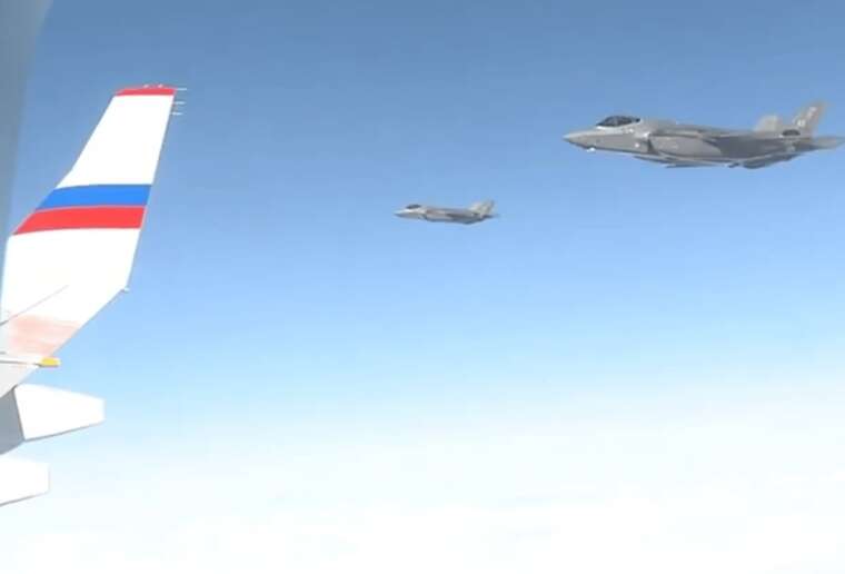 Американські винищувачі супроводжували борт Путіна до Росії