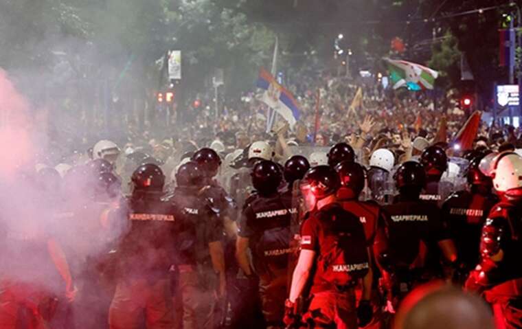 Сербія охоплена протестами: поліція застосовує газ, офіси керівної партії зруйновано