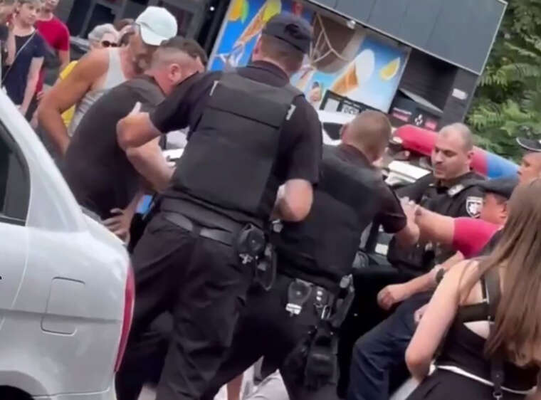 Конфлікт із поліцією в Одесі: чоловіка силою затягли в авто