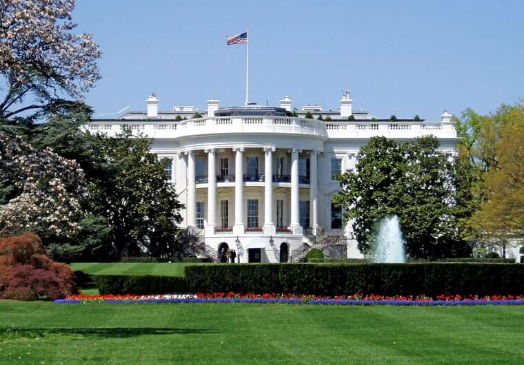 Помічник Трампа опублікував фото підготовки до зустрічі із Зеленським і європейськими лідерами