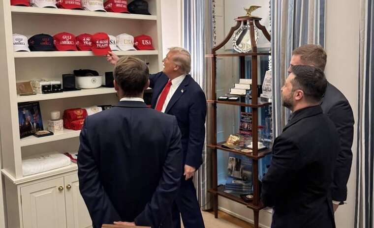 Зустріч у Білому домі: з’явилися фото, на яких Трамп демонструє колекцію кепок