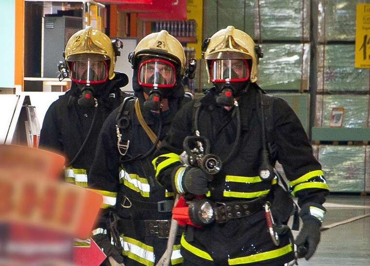 In Mukachevo, the extinguishing of a large-scale fire continues after a Russian attack