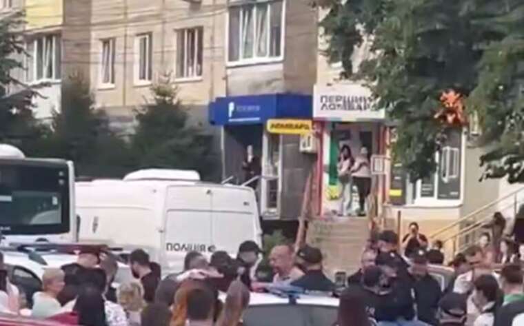 После инцидента с мобилизацией в Виннице собрался митинг против ТЦК