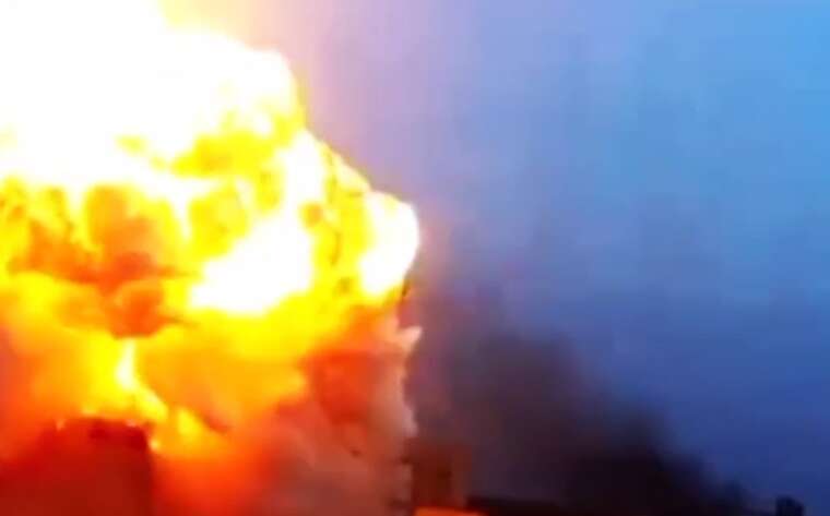 Удар по Костянтинівці: росіяни публікують кадри влучання ФАБ-1500 по багатоповерхівці