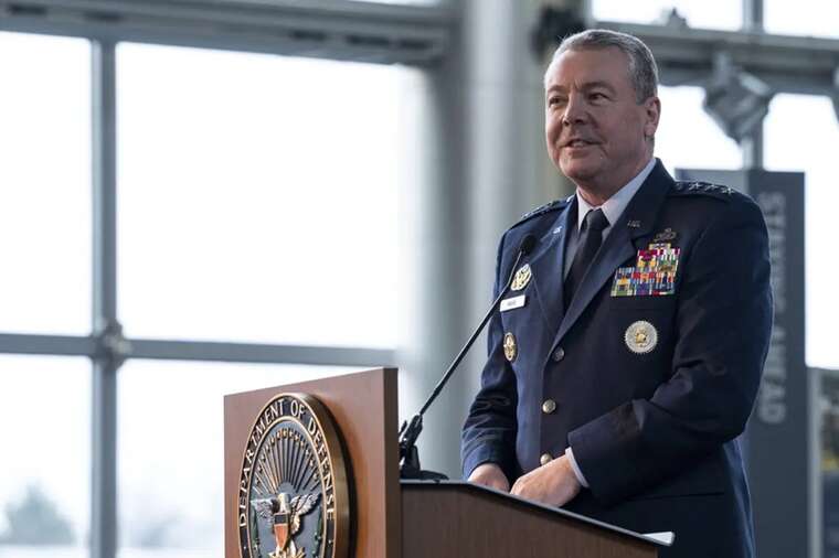 Міністр оборони США звільнив директора Розвідувального управління через «втрату довіри»