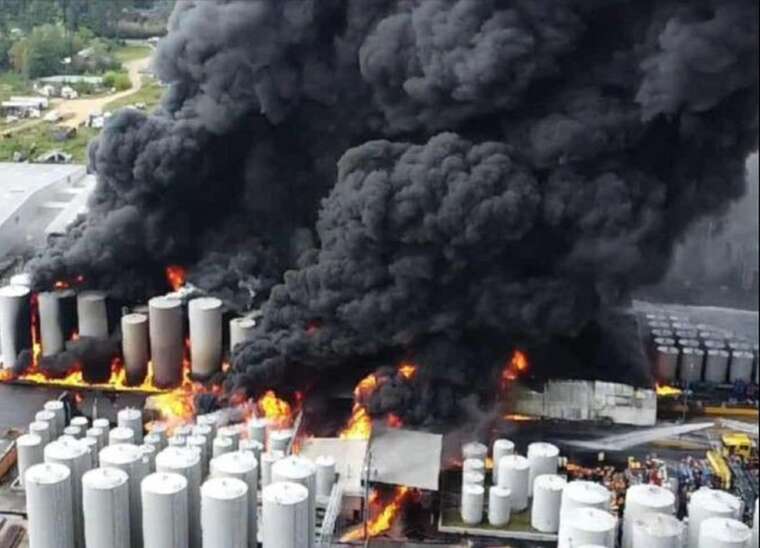 У США спалахнула масштабна пожежа після вибуху на підприємстві Smitty’s Supply