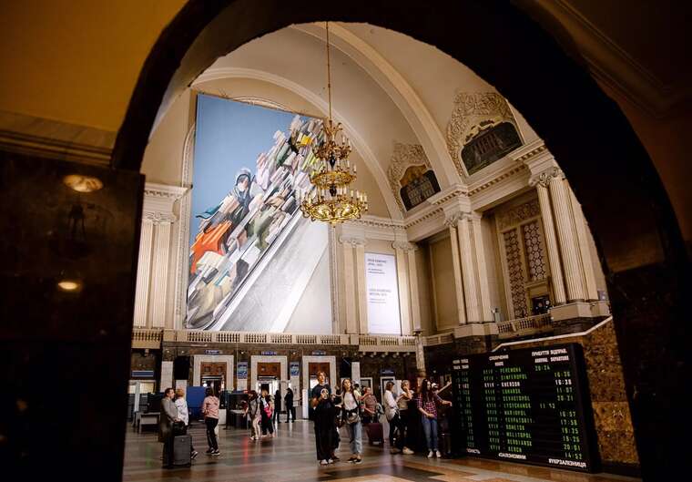 На київському вокзалі презентували монументальну роботу Лесі Хоменко «Рух»