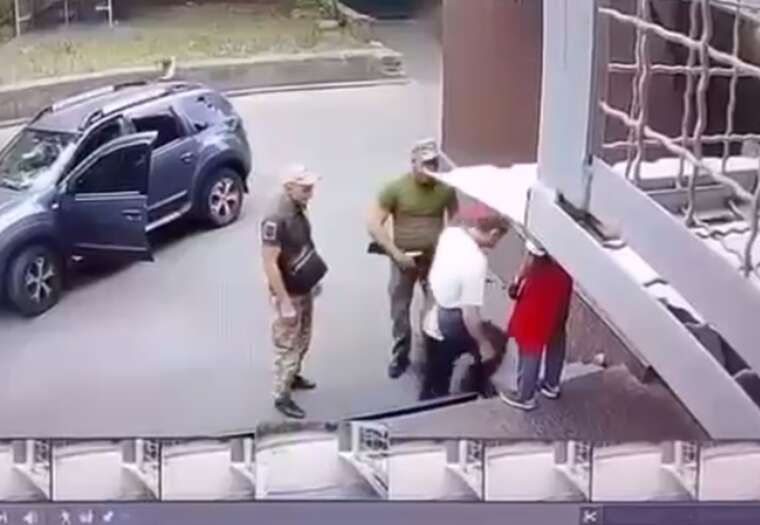 У Дніпрі військком погрожував автоматом цивільним, які намагалися звільнити мобілізованого