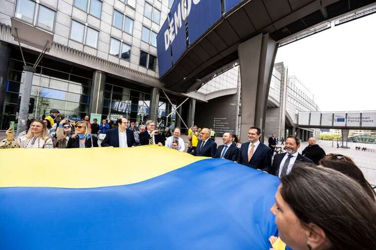 A thirty-meter Ukrainian flag was unfurled opposite the European Parliament