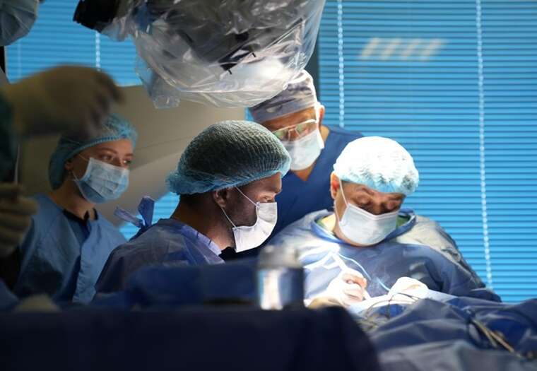 Польський отоларинголог Роберт Бартошевич провів операції у Львові та допоміг військовим і цивільним