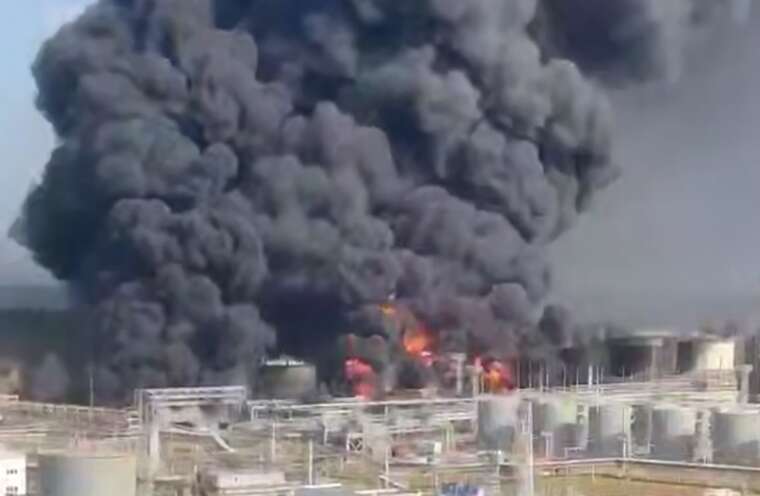 У Росії п’ятий день триває пожежа на Новошахтинському НПЗ
