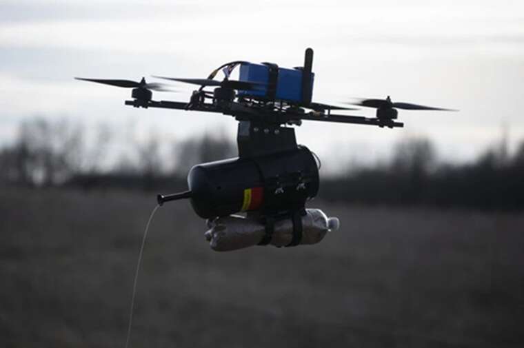 В Сети показали, как мужчина голыми руками обезвредил вражеский FPV на оптоволокне