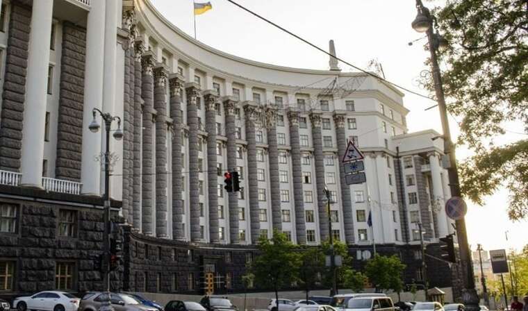 Выезд 18-22-летних за границу: постановление Кабмина до сих пор не опубликовано