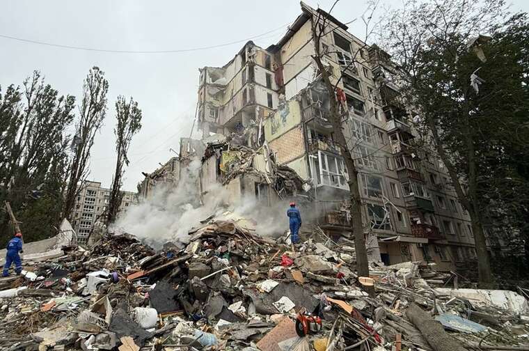 Масована атака РФ на Київ: зруйновано пʼятиповерхівку, троє загиблих, серед них дитина