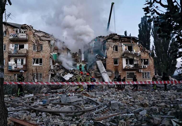 Ракетный удар РФ по Дарницкому району Киева: появились кадры разрушений