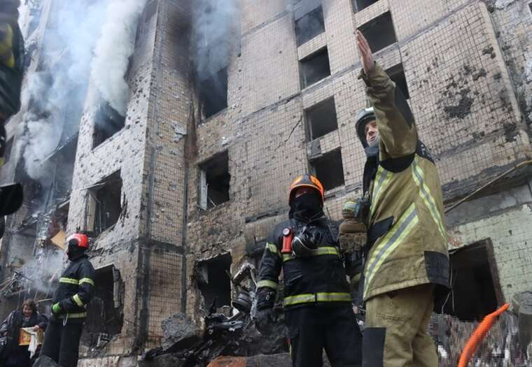 Нічний обстріл Дарницького району Києва: мешканці шукають близьких, під завалами залишаються люди