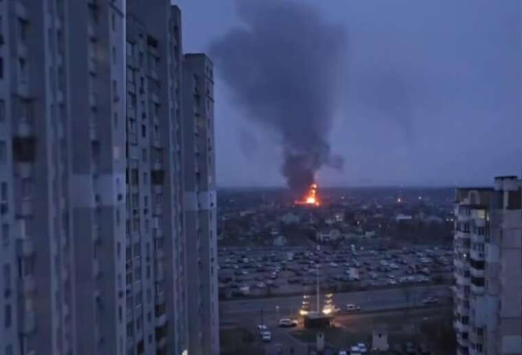 У Києві на Троєщині зафіксували масштабну пожежу після недавнього прильоту