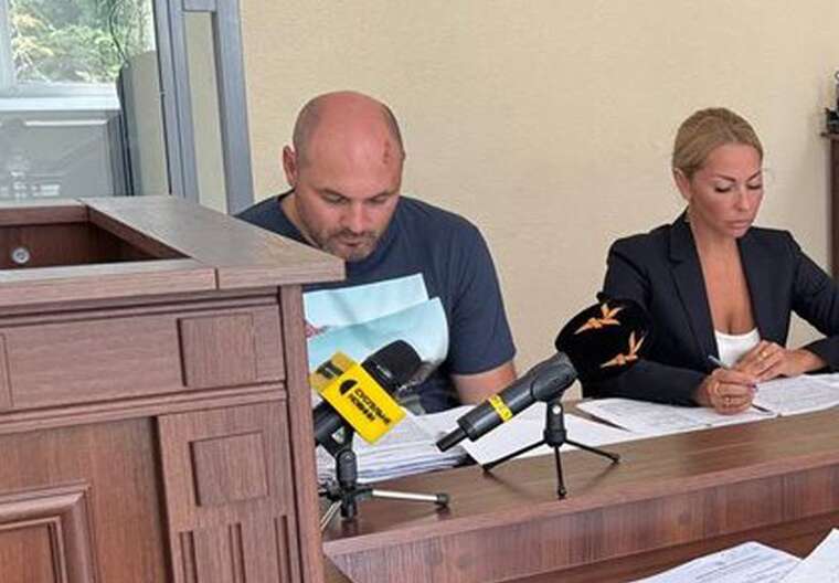 Справа детектива НАБУ Магамедрасулова: Суд перенесли, а під будівлею помітили людей у камуфляжі