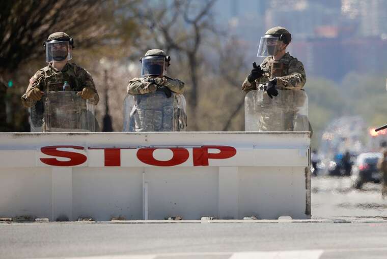 Нацгвардійці США замість боротьби зі злочинністю прибирали сміття в центрі Вашингтона