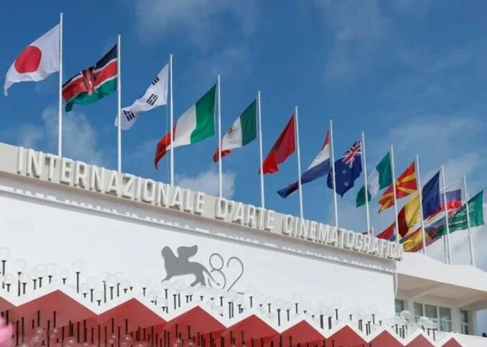 Российский триколор появился среди флагов стран на кинофестивале в Венеции