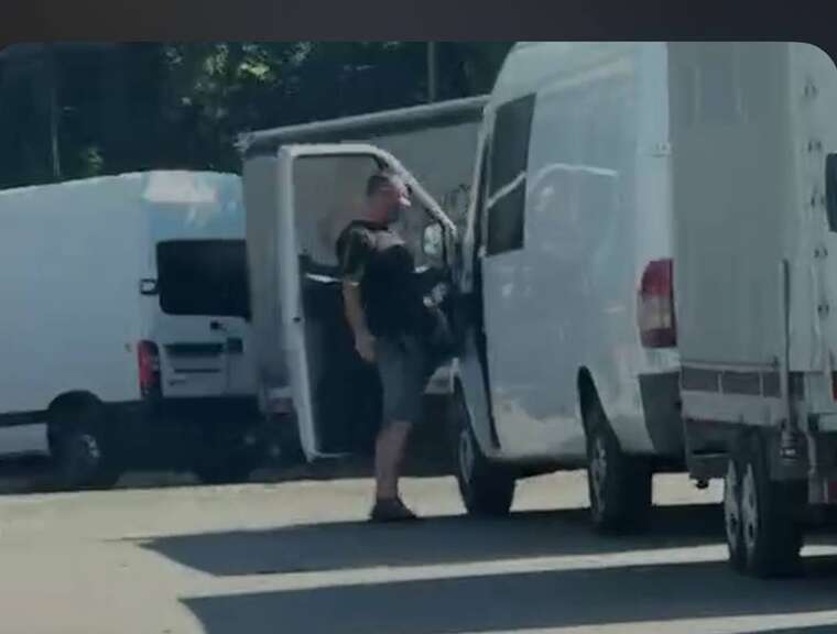 Шегині: Митники перевіряють 5 мікроавтобусів Sprinter через підозру на контрабанду