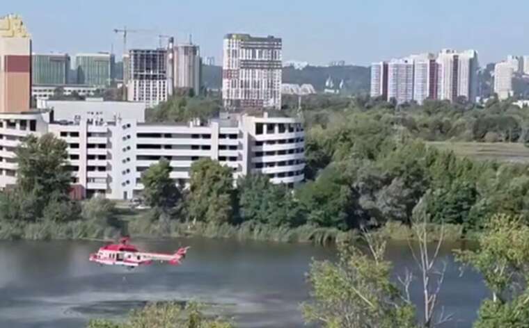 Вогонь видно здалеку: у столиці до гасіння пожеж залучили гелікоптери