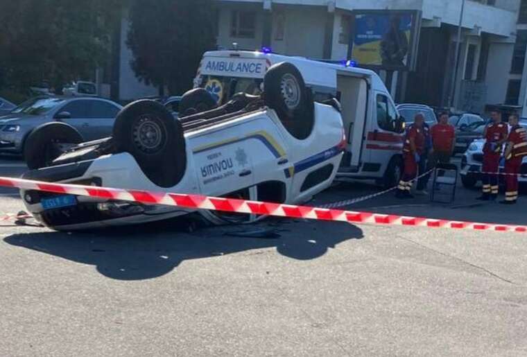 У Києві перекинулася поліцейська автівка: внаслідок аварії загинув правоохоронець