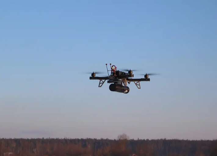 На Сумщині російський FPV-дрон знищив авто біля приватного будинку, люди не постраждали