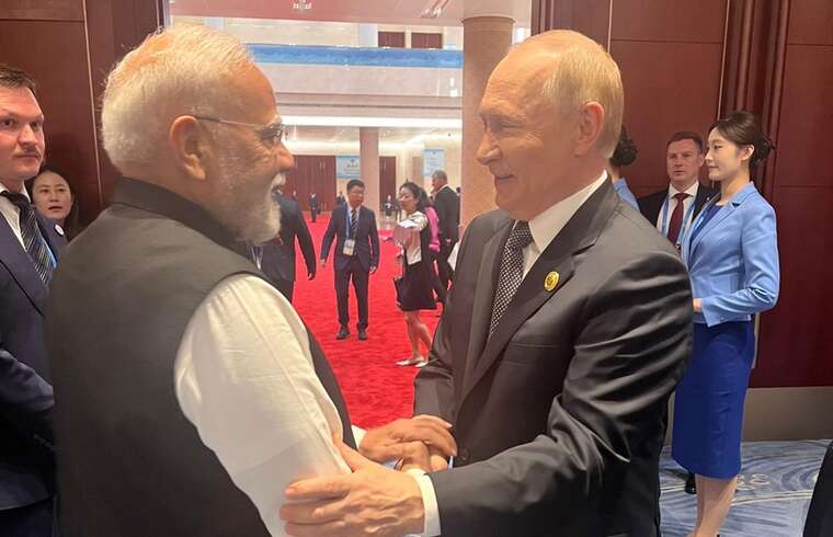 Моді похизувався дружніми обіймами з Путіним: "Завжди приємно зустрічатися"