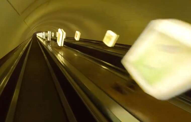 Небезпечний трюк: хлопець на велосипеді з’їхав по ескалатору станції метро «Арсенальна»