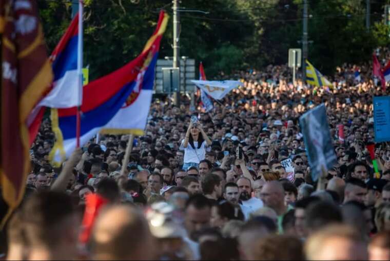 Десятки тисяч протестувальників пройшли вулицями Белграда з вимогою стосовно дострокових виборів