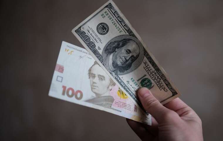 Долар та євро дешевшають: НБУ встановив новий курс валют