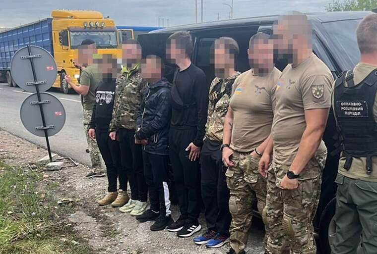 ДБР викрило поліцейського, який перевозив ухилянтів у формі під виглядом спецпризначенців