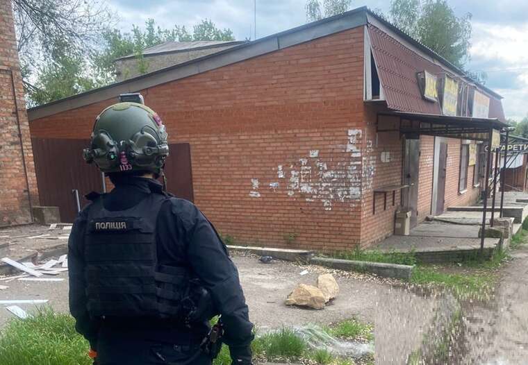 Російський дрон влучив у автомобіль на Донеччині: троє цивільних дістали поранення