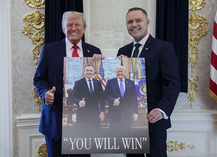 Навроцкий показал подарок от Трампа с надписью You will win