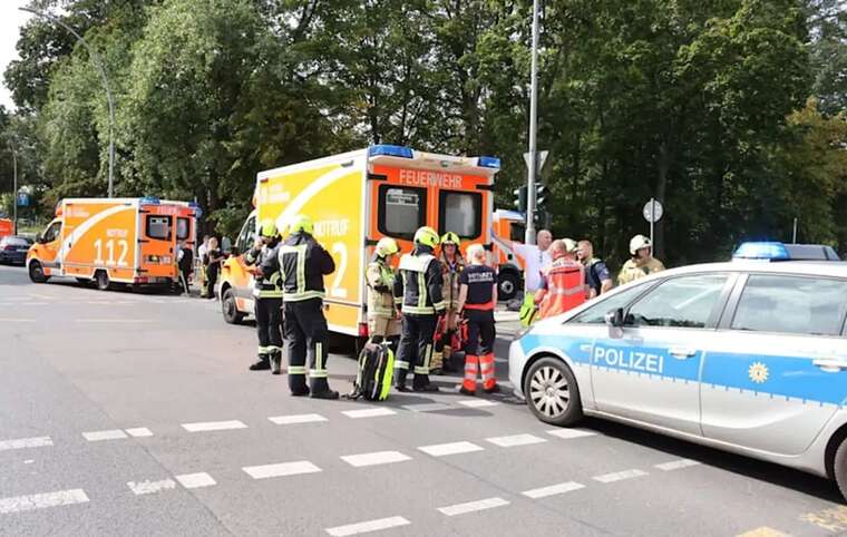 Автомобиль въехал в группу детей и воспитателей в Берлине: есть пострадавшие