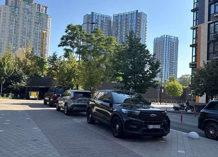 В одному з елітних ЖК Києва помітили спецназ СБУ: ймовірно, проводять обшуки