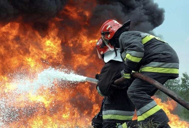 Масштабна пожежа у Дніпрі: з різних районів видно чорний дим