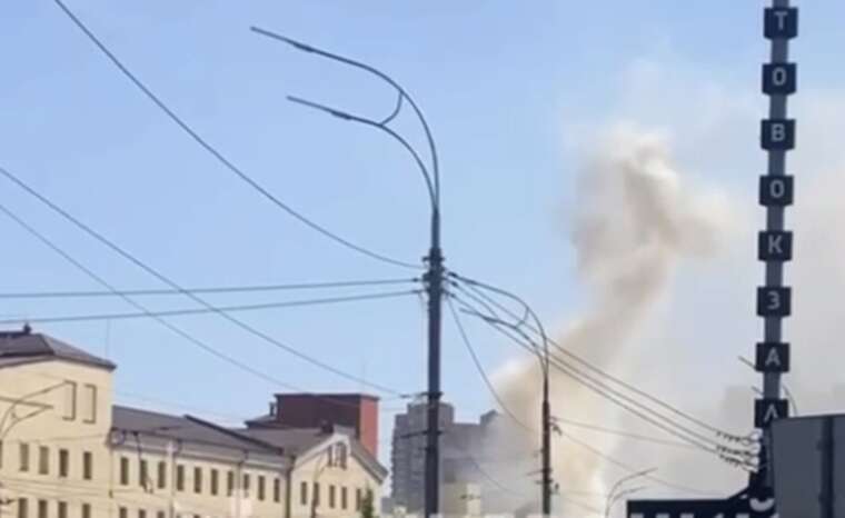 Дым поднимается над кондитерской фабрикой Roshen в Киеве