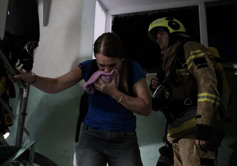 Святошинський район Києва охоплений масштабною пожежею після атаки