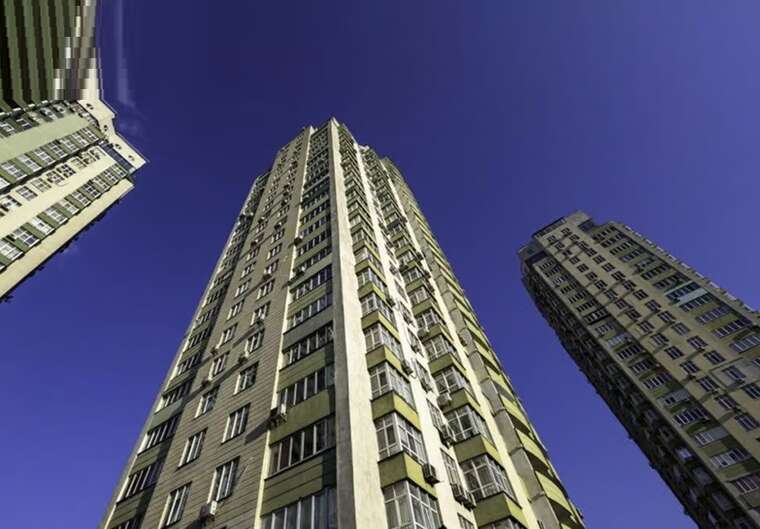 Після удару дрона ОСББ на Солом’янці самостійно відновило будинок